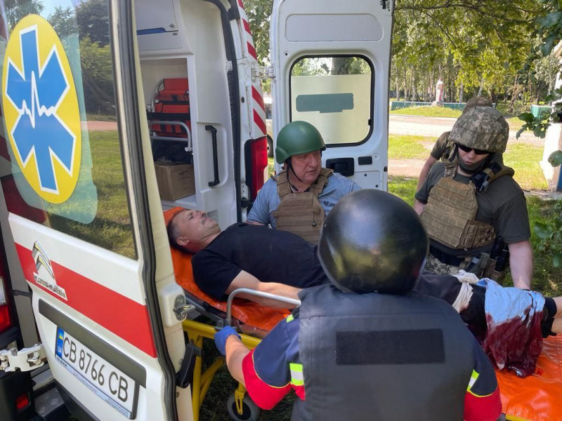Рашисти завдали потужного удару по центру села на Чернігівщині: троє поранених (Фото)