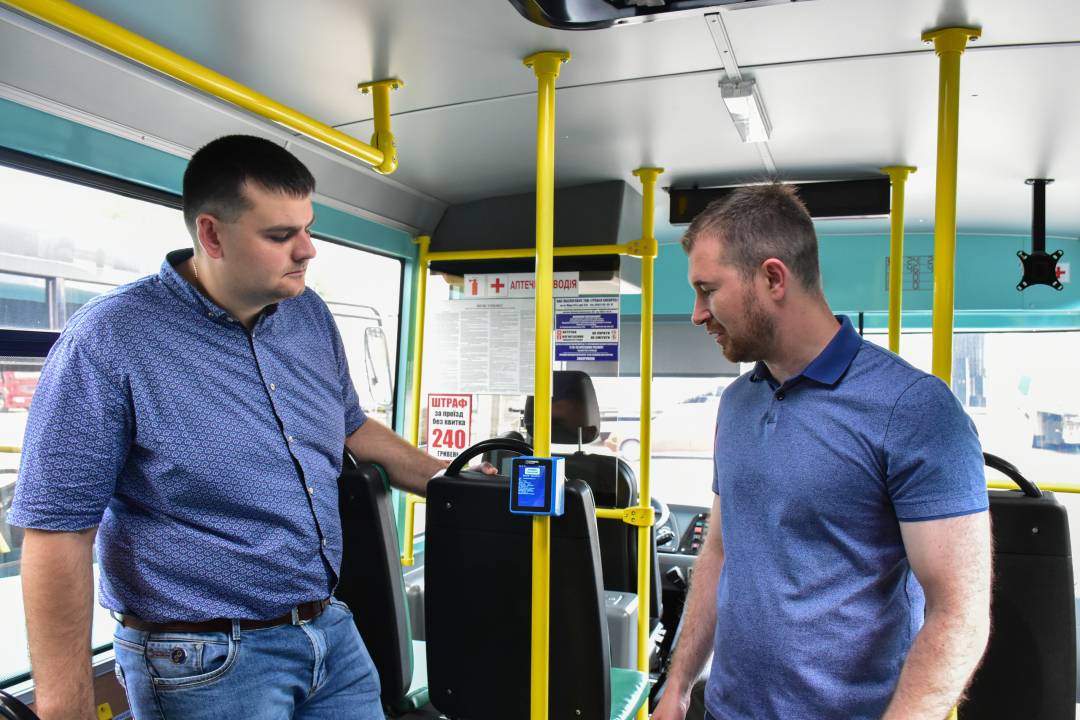 Трансформація громадського транспорту у Чернігові: нові низькопідлогові автобуси, що приїздять за графіком та можливість безготівкового розрахунку
