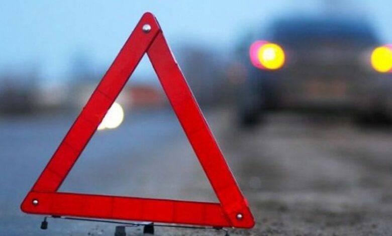 У Чернігові автівка в’їхала в опору: постраждала дівчина