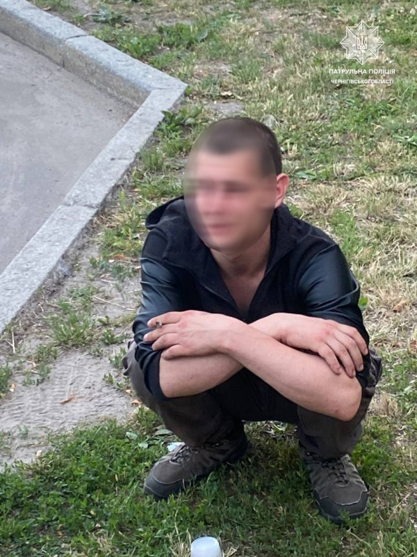 У Чернігові двоє молодиків побили літнього чоловіка і відібрали у нього гроші