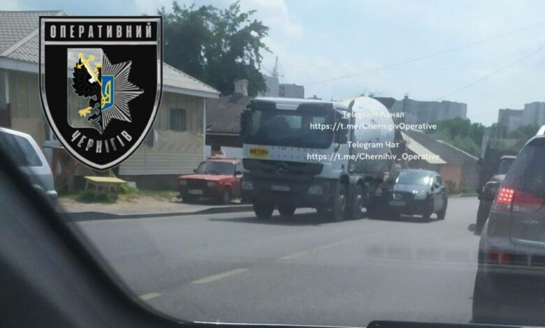 У Чернігові зіштовхнулися бетономішалка та автівка (Фотофакт)