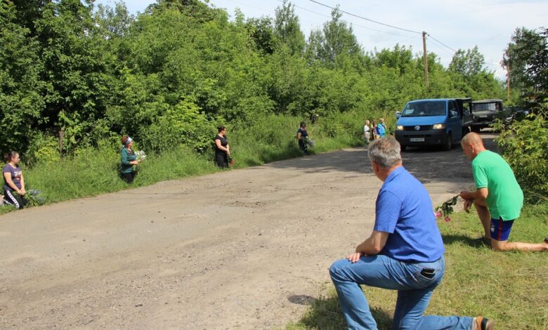 У громаді на Чернігівщині навколішках провели в останню путь полеглого Героя