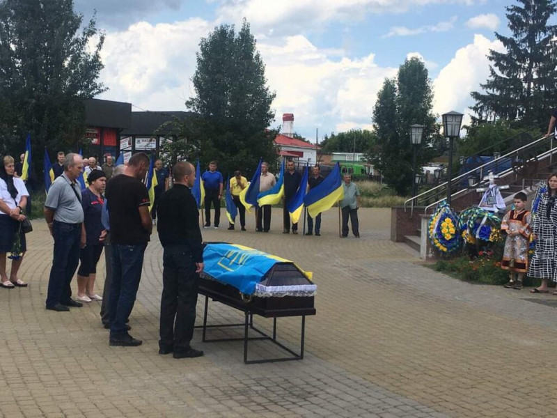 У Прилуках провели в останню путь військового ЗСУ Анатолія Гулака