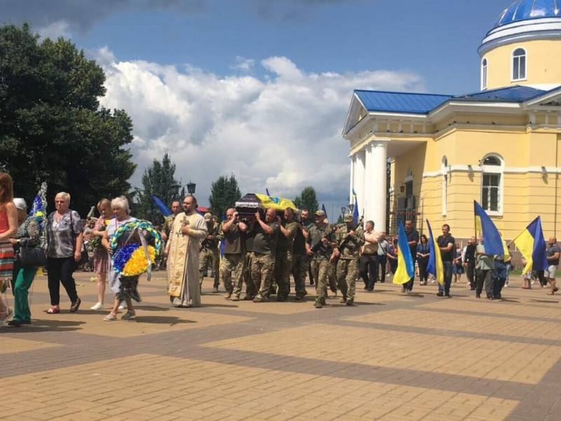 У Прилуках провели в останню путь військового ЗСУ Анатолія Гулака