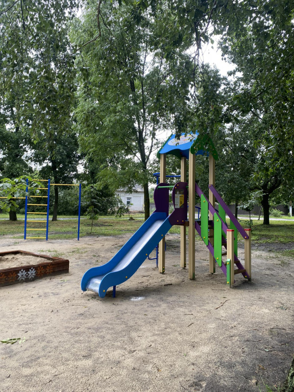 У селі на Чернігівщині відкрили дитячий майданчик (Фото)