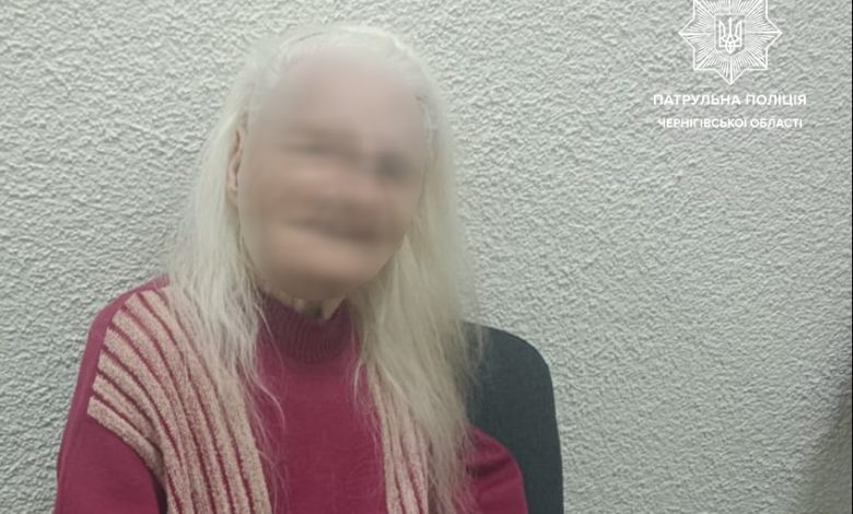 Чернігівські патрульні допомогли пенсіонерці повернутися додому