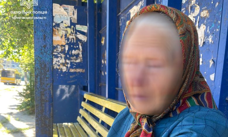 Чернігівські патрульні повернули додому бабусю