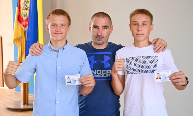 Двом ніжинцям вручили посвідчення кандидатів у майстри спорту
