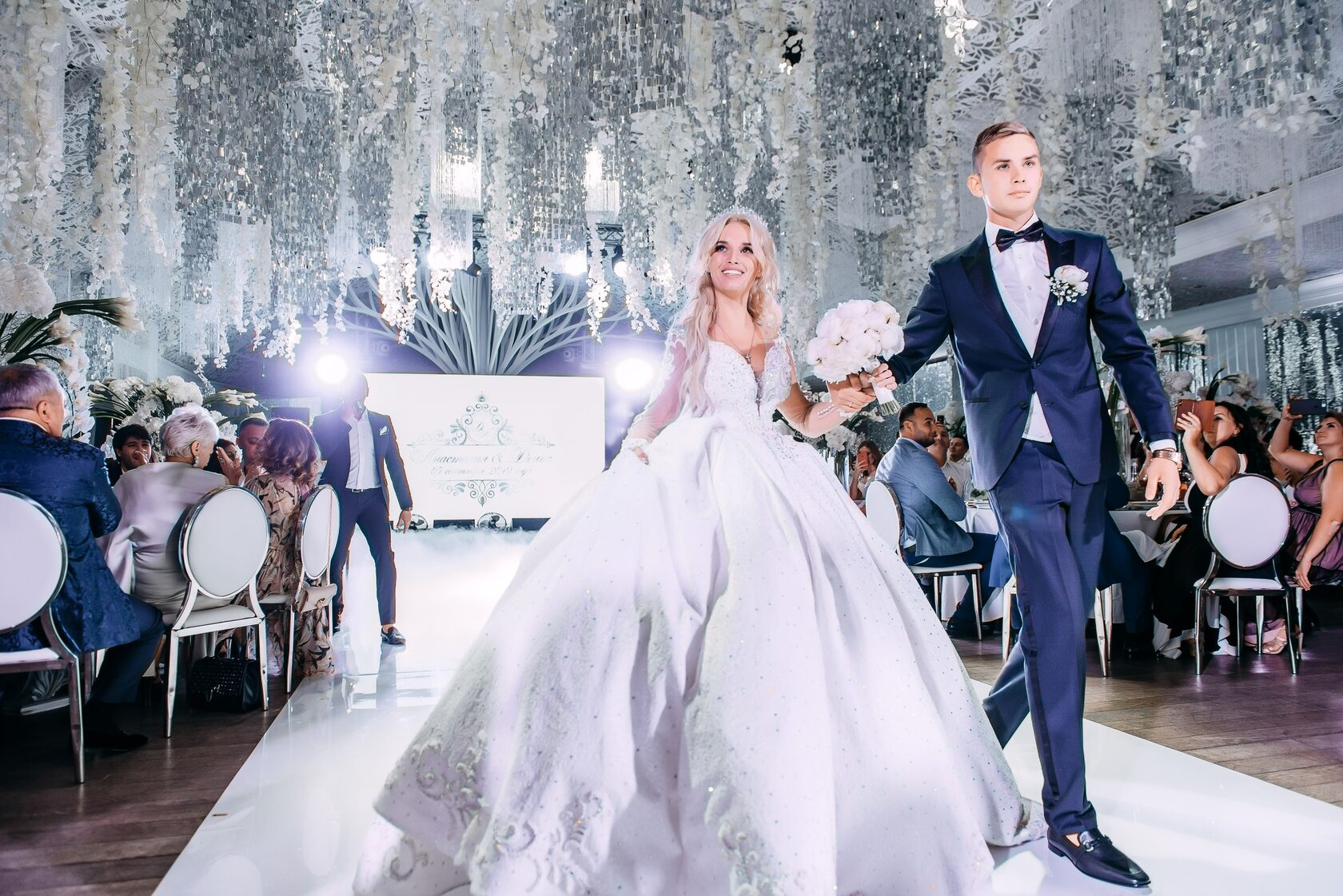 Как выбрать подходящего артиста на свадьбу: советы для жениха и невесты