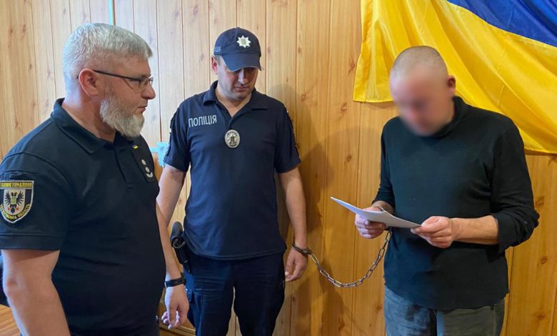 Катував та п’ять діб не випускав з оселі жінку з дітьми: поліція затримала підозрюваного у злочинах (Фото)