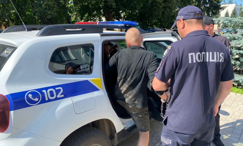 Катував та п’ять діб не випускав з оселі жінку з дітьми: поліція затримала підозрюваного у злочинах (Фото)