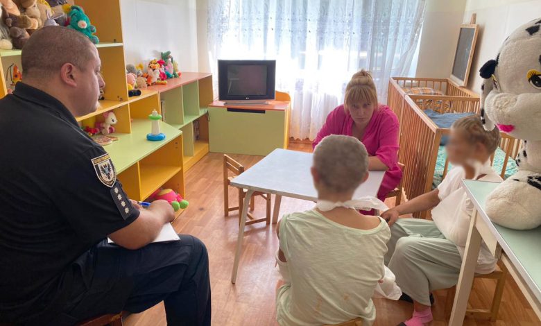 Катував та п’ять діб не випускав з оселі жінку з дітьми: поліція затримала підозрюваного у злочинах (Фото)