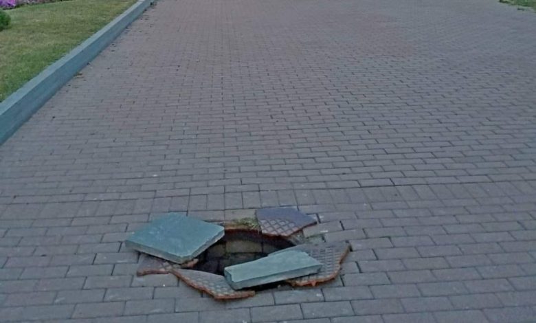Комунальники полагодили зламаний люк біля Катерининської церкви у Чернігові (Фотофакт)