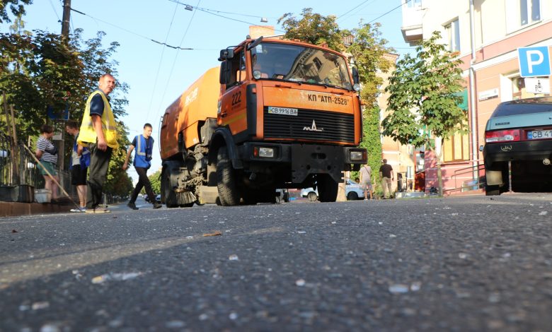 Комунальники прибирають наслідки ракетного удару по центру Чернігова (Фото)