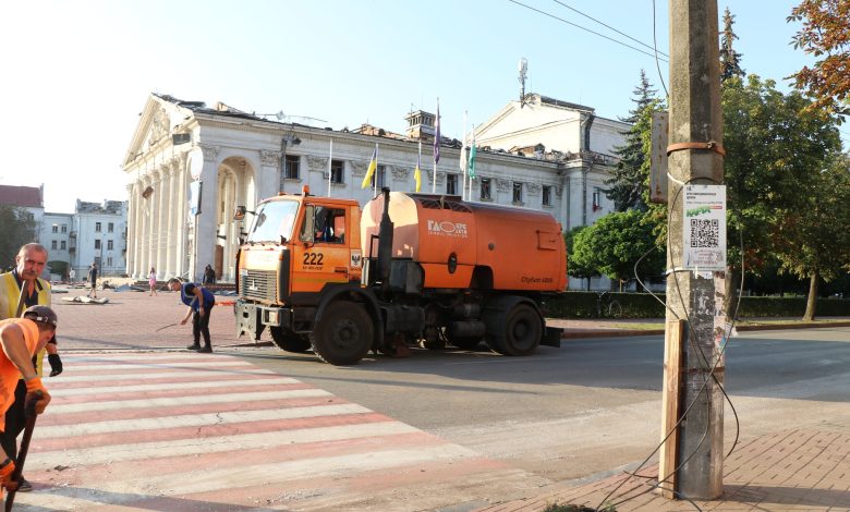 Комунальники прибирають наслідки ракетного удару по центру Чернігова (Фото)