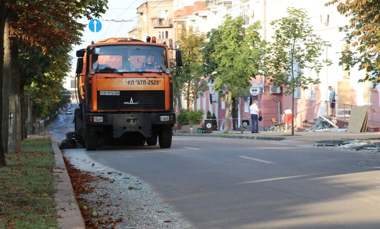 Комунальники прибирають наслідки ракетного удару по центру Чернігова (Фото)