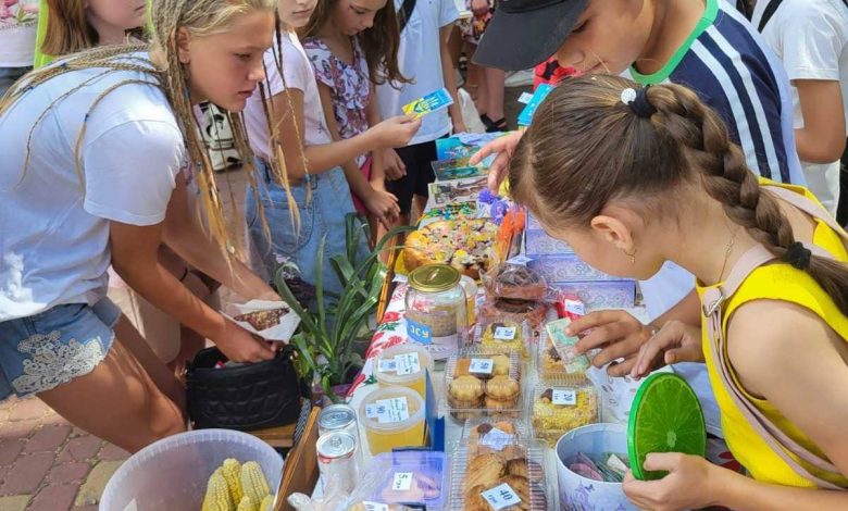 На благодійному ярмарку у менській школі зібрали понад 37 тисяч гривень (Фото)