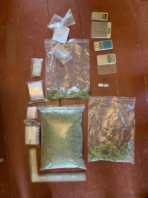 На Чернігівщині викрили чоловіка в незаконному вирощуванні конопель і зберіганні зброї