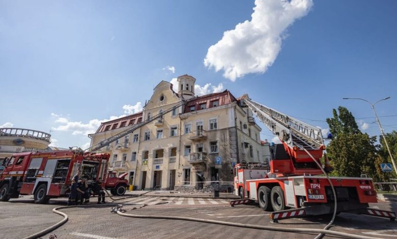 На місці ракетного удару у Чернігові працювали 56 рятувальників (Фото)