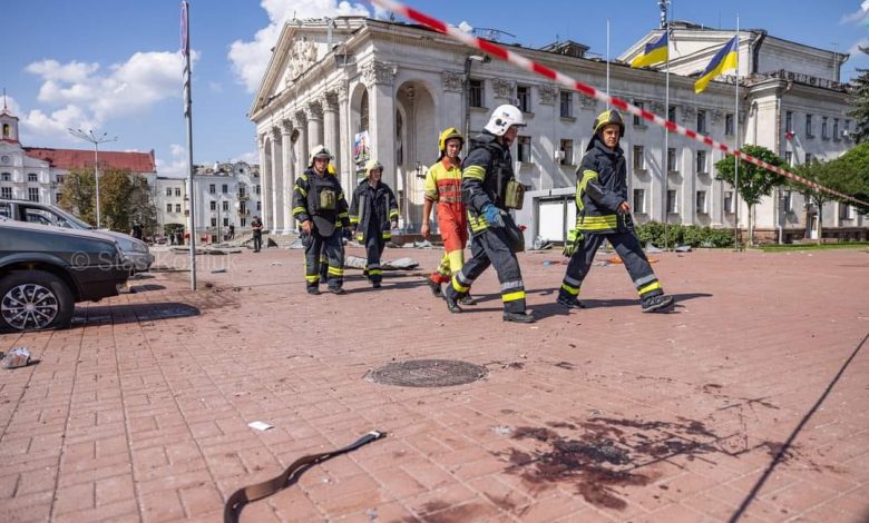 На місці ракетного удару у Чернігові працювали 56 рятувальників (Фото)