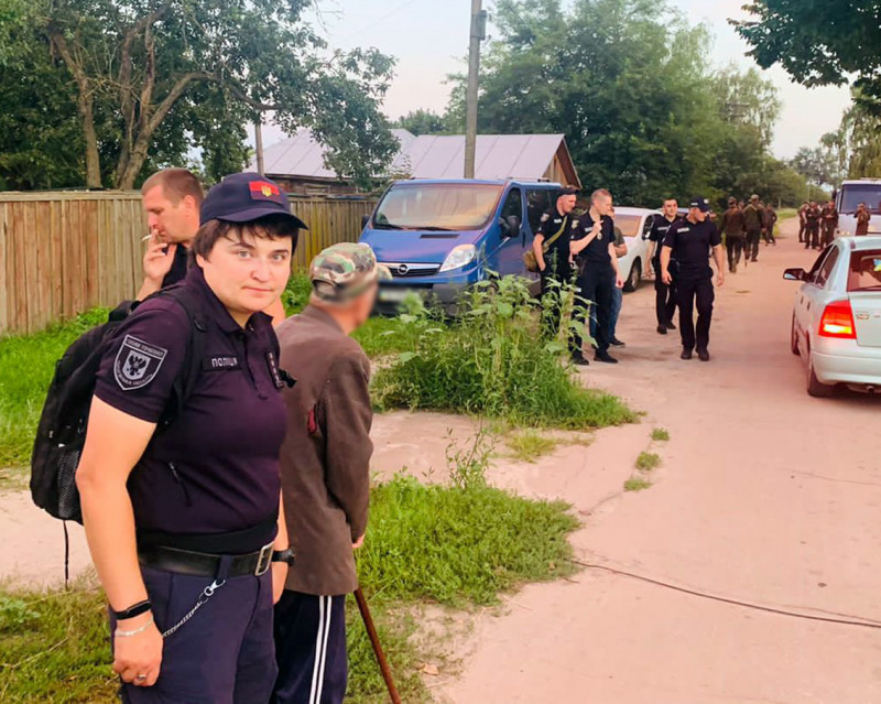Не міг вибратися з хащ: чернігівські поліцейські розшукали зниклого 89-річного чоловіка (Фото)