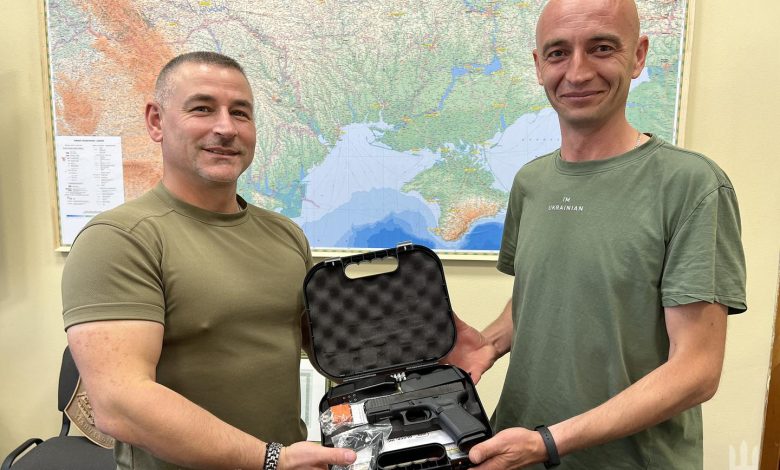 Ніколюк привітав і вручив вогнепальну зброю п’ятьом захисникам Чернігова