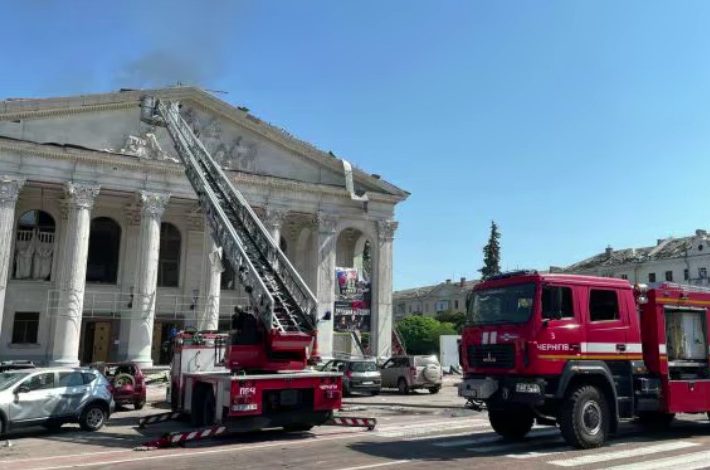 Основна сила удару РФ була спрямована не на драмтеатр Чернігова, а на людей навколо – ОГП