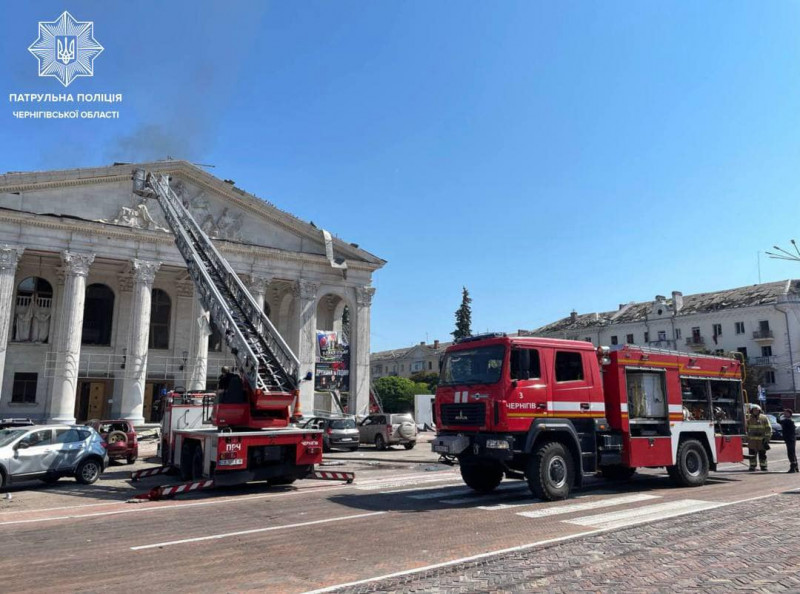 Патрульна Чернігова допомагають на місці влучання російської ракети у центрі міста (Фото)