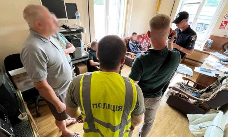 Поліція Чернігівщини затримала трьох співробітників комунального підприємства, які привласнили пальне вартістю понад мільйон гривень (Фото)