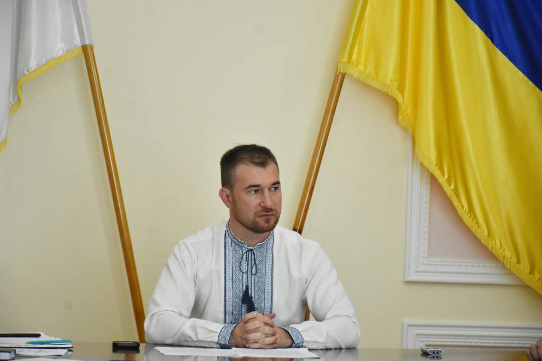 Пошкоджені, внаслідок ракетного удару 19 серпня, дахи на будинках почнуть ремонтувати негайно