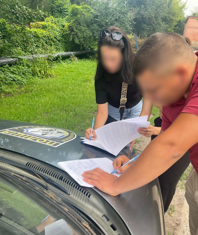 Продавали неіснуючі товари в Інтернеті: поліцейські Чернігівщини викрили групу шахраїв (Фото)