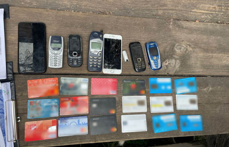 Продавали неіснуючі товари в Інтернеті: поліцейські Чернігівщини викрили групу шахраїв (Фото)