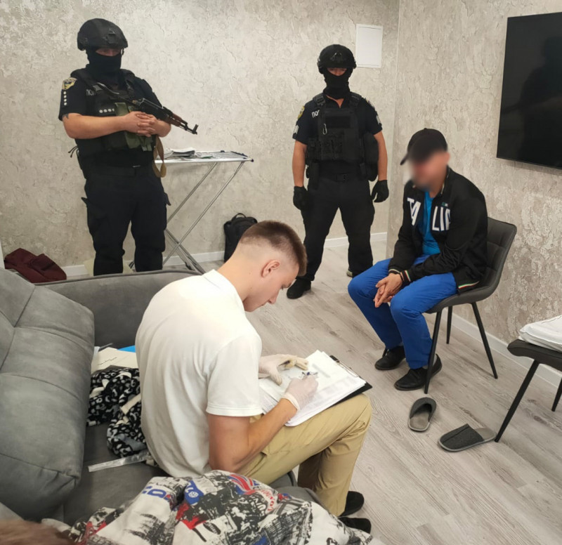 Продавали неіснуючі товари в Інтернеті: поліцейські Чернігівщини викрили групу шахраїв (Фото)