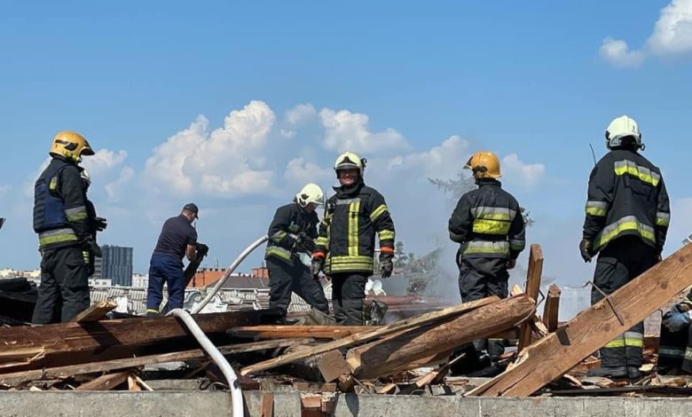 Рятувальники ліквідовують наслідки ракетного удару по Чернігову (Фото)