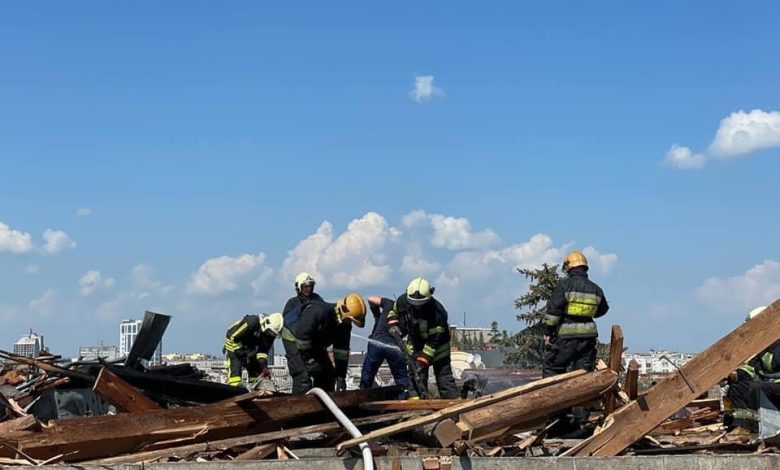 Рятувальники ліквідовують наслідки ракетного удару по Чернігову (Фото)