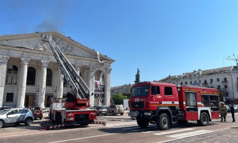 Рятувальники ліквідовують наслідки ракетного удару по Чернігову (Фото)