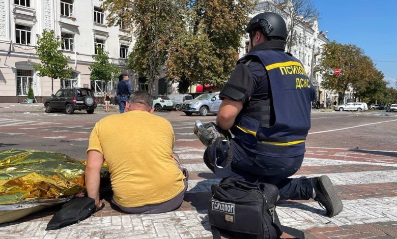 Рятувальники ліквідовують наслідки ракетного удару по Чернігову (Фото)