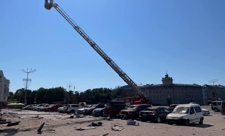 Рятувальники ліквідовують наслідки ракетного удару по Чернігову (Фото)
