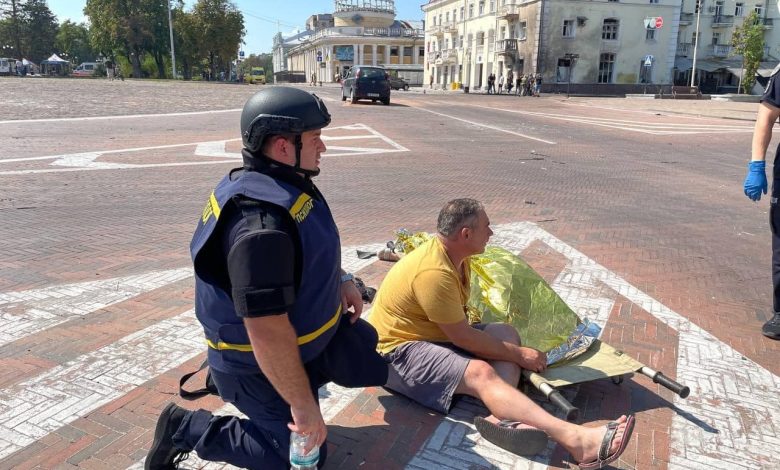 Рятувальники ліквідовують наслідки ракетного удару по Чернігову (Фото)