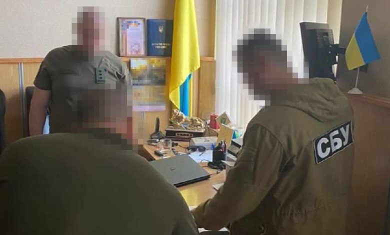 СБУ викрила на Чернігівщині злочинну групу, яка за допомогою місцевої очільниці ЦНАПу «заробила» на ухилянтах мільйони гривень