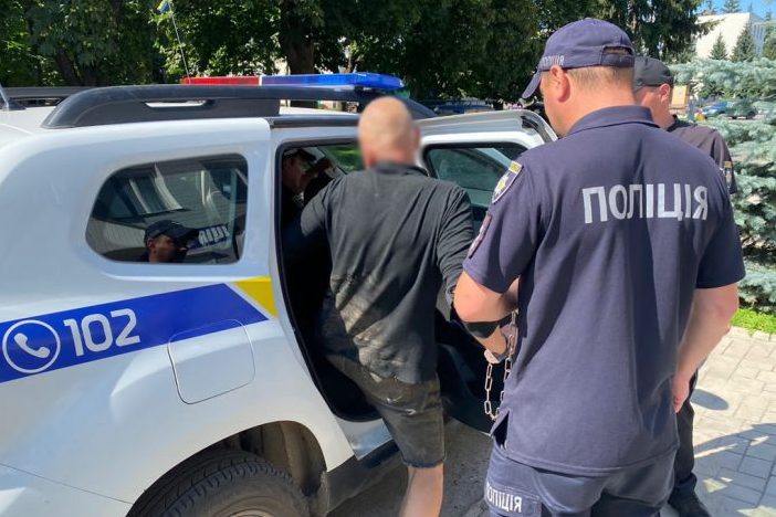 Суд арештував чоловіка, який катував жінку з двома дітьми на Чернігівщині