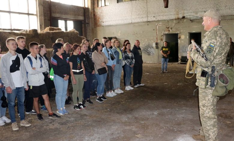 Тероборонці провели заняття з володіння стрілецькою зброєю для мешканців Чернігова (Фото)