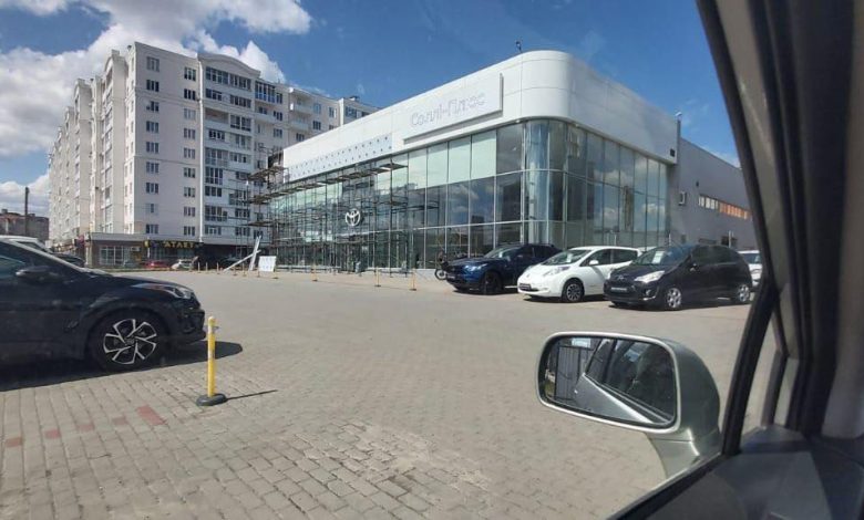 «Тойота» чи «Ніссан»: автомобільний блокбастер у Чернігові триває