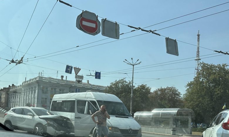 У центрі Чернігова сталася потрійна ДТП (Фотофакт)