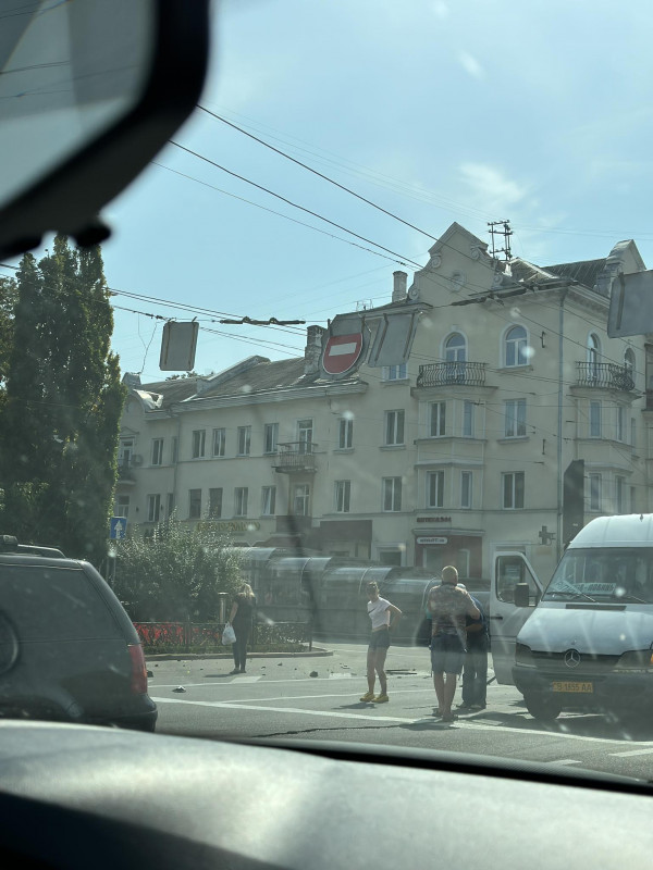 У центрі Чернігова сталася потрійна ДТП (Фотофакт)