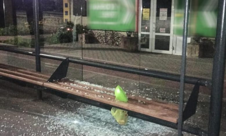 У Чернігові невідомий розбив зупинку