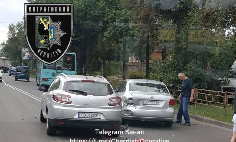 У Чернігові зіштовхнулися дві айвівки (Фотофакт)