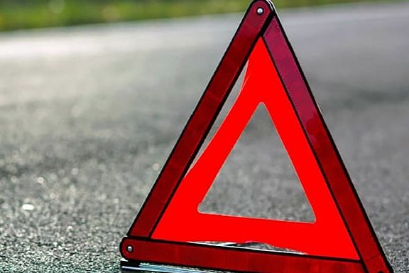 У селі на Чернігівщині автівка заштовхнулася з напівпричепом: двоє людей постраждали