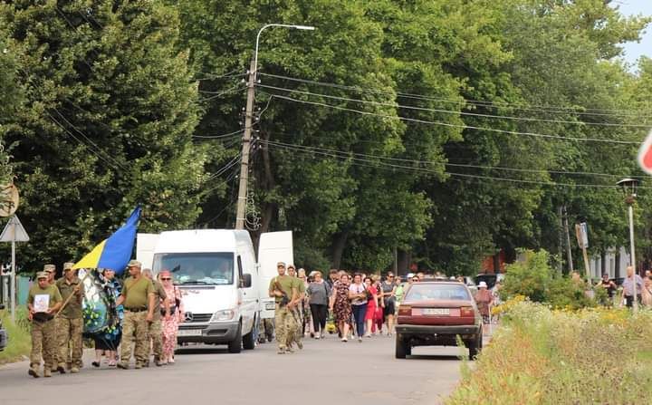 У Сновській громаді провели в останній путь загиблого воїна