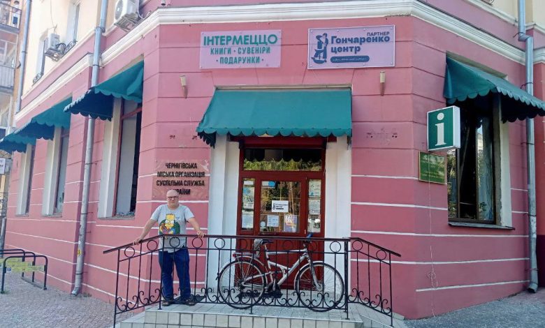 Удар по Чернігову: внаслідок обстрілу постраждав освітній центр, є поранені (Фото)